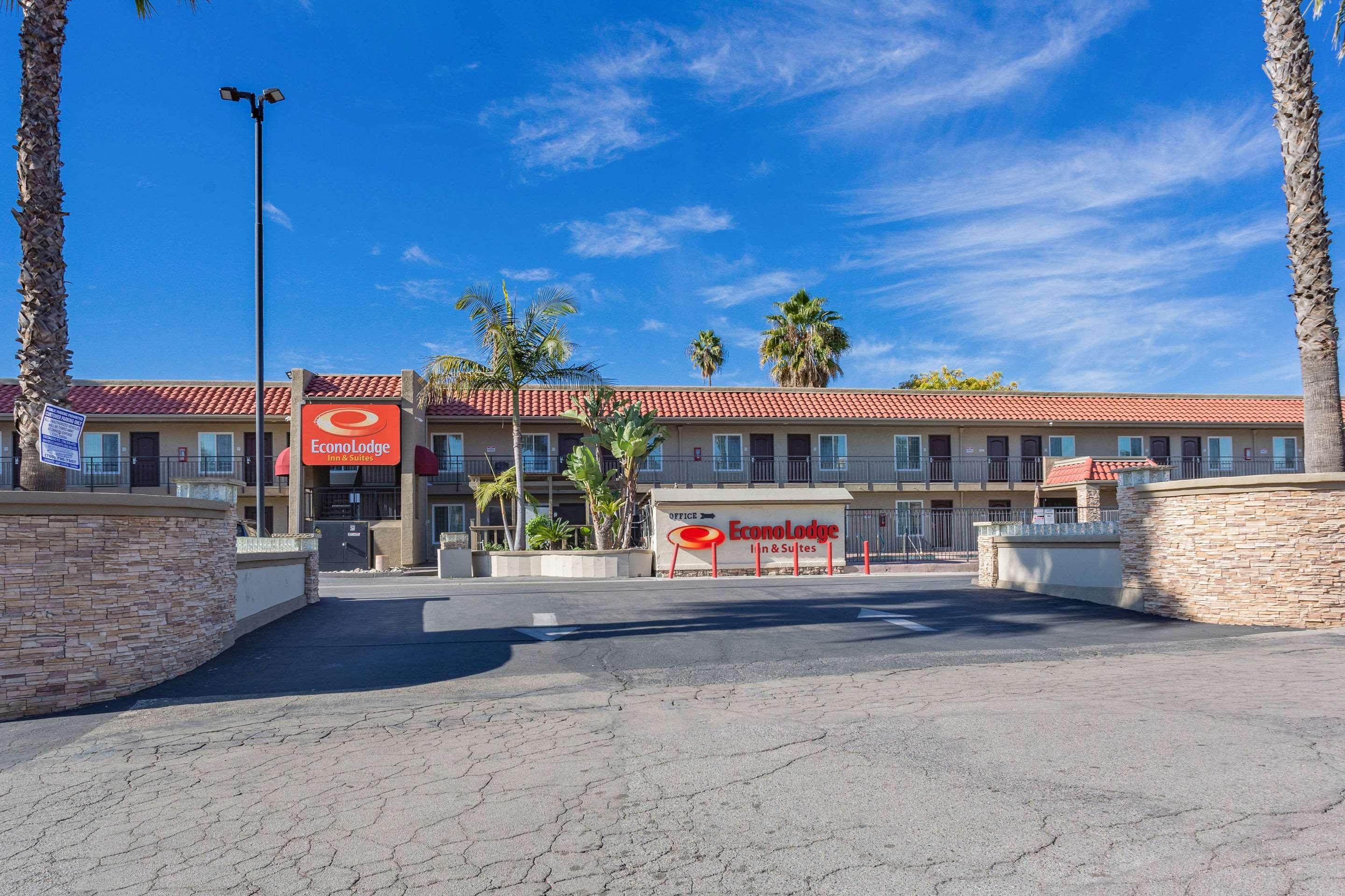 Econo Lodge Inn & Suites Escondido Downtown Exterior photo